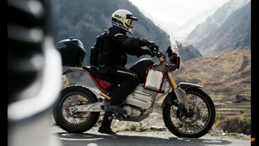 Comme c'est souvent le cas sur les plates-formes de motos d'aventure, le banc d'essai de l'Himalayan semble présenter une ergonomie confortable. (Source de l'image : Royal Enfield sur YouTube)