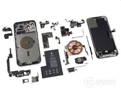 le démontage de l&#039;iPhone 12 Pro Max révèle un capteur d&#039;images généreux mais une batterie plutôt faible (Source : iFixit)