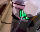 Le système de recharge Rivian fonctionne désormais dans les superchargeurs (image : ryanhuber/X) 