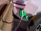 Le système de recharge Rivian fonctionne désormais dans les superchargeurs (image : ryanhuber/X) 