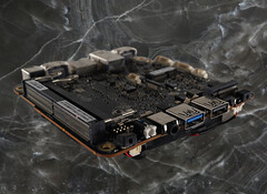 La série Onyx de SimplyNUC est désormais disponible à un prix inférieur sans boîtier. (Source de l'image : SimplyNUC)