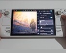 Vue de face du Deck Steam avec Elden Ring en cours d'exécution sur le côté gauche de l'écran et les paramètres du plug-in Lossless Scaling visibles sur la droite, y compris le multiplicateur de FPS, l'échelle de débit et les bascules du mode de performance. (Source de l'image : Deck Wizard/YouTube)