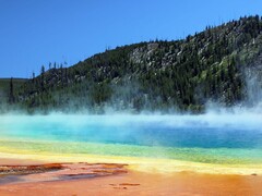 Image montrant un lac dans le parc national de Yellowstone. (Source de l'image : National Parks Exploration Series : Yellowstone - Amazon Prime Video)