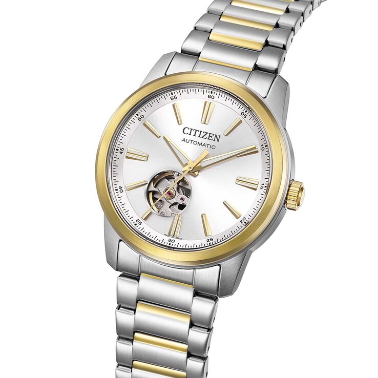 Une vue de profil de la Citizen NH9150-52A met en valeur sa lunette polie, ses index facettés appliqués et son guichet « cœur ouvert ».