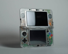 Une Nintendo 3DS avec une coque de palourde transparente personnalisée