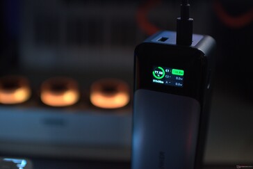 Sortie via le port USB-C de 140 W, mesurée à travers la banque d'alimentation Anker 737 140 W.