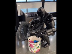 Brett Adock, fondateur de Figure, montre le 02 en train de charger la machine à laver. (Source de l'image : Brett Adcock via X / anciennement Twitter)