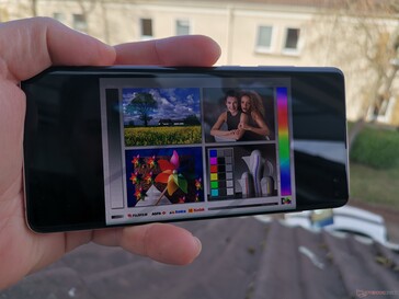 Utilisation du Samsung Galaxy S10+ à l'extérieur, à l'ombre.