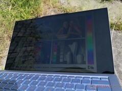 Asus ZenBook S13 UX392FN - À l'extérieur en plein soleil.