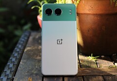 Un smartphone à coque métallique pour moins de 500 euros (~554 $). Ce n&#039;est pas pour rien que OnePlus a inventé l&#039;expression &quot;flagship killer&quot;