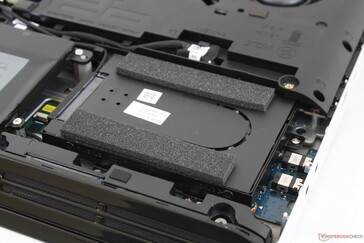 Alienware Area 51m - Emplacement 2,5 pouces SATA III sous le repose-poignet gauche.