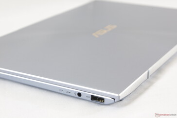 Un port USB A sur le ZenBook S13 UX392, à la différence des XPS 13 9370 et 9380.