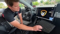 L'écran de Tesla est utilisé comme écran d'ordinateur de police sur le Model PD (image : epcalderhead/YT) 