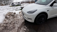 Aucun capteur pour détecter ce tas de neige maintenant (image : Tech &amp;amp; Tesla Sweden/YouTube)