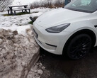 Aucun capteur pour détecter ce tas de neige maintenant (image : Tech & Tesla Sweden/YouTube)