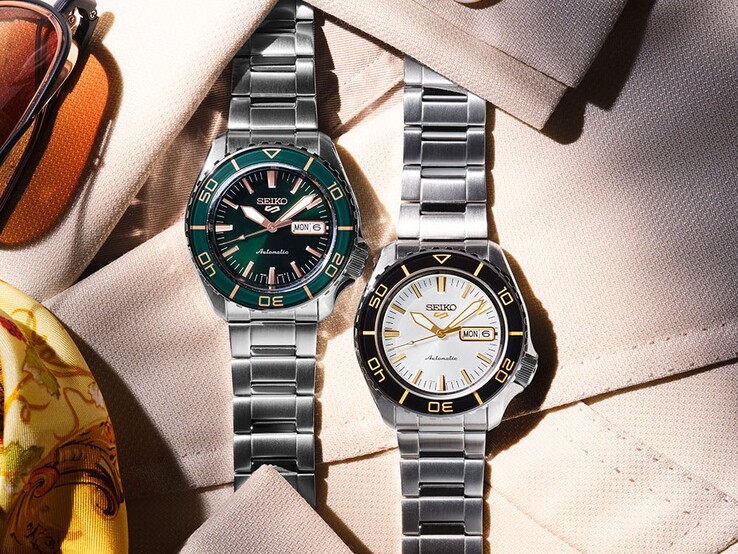 Montres Seiko 5 Sports SKX HDB004 et HDB005 présentées côte à côte sur du tissu, montrant la HDB004 blanche et noire et la HDB005 verte et or rose.