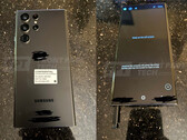 Le Galaxy S22 Ultra en chair et en os, plusieurs mois avant sa sortie par Samsung. (Image source : FrontPageTech)