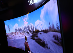 Finition brillante montrant des reflets de néon au centre supérieur de l'écran (Source d'image : The Display Guy sur YouTube)