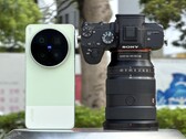Le Vivo X300 Ultra se mesure à l'appareil photo Sony Alpha A7 avec un capteur plein format et un objectif coûteux