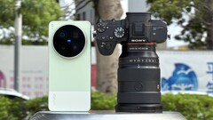 Le Vivo X300 Ultra se mesure à l'appareil photo Sony Alpha A7 avec un capteur plein format et un objectif coûteux