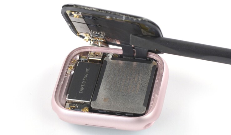 La Apple Watch est déjà équipée d'une batterie avec un boîtier métallique. (Image : iFixit)
