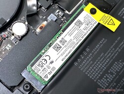 Deux disques SSD NVMe SSSTC de 1 To empilés l'un sur l'autre