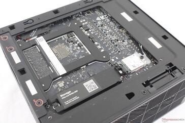 En retirant le panneau de l'autre côté, vous découvrirez l'emplacement du disque SSD secondaire M.2 et le module WLAN