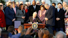 Le président Biden signe le projet de loi sur les infrastructures, d&#039;un montant de 1 000 milliards de dollars, comportant des dispositions fiscales sur les crypto-monnaies (image : CNBC)
