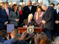 Biden signe la loi sur la taxation des crypto-monnaies, mais un nouveau projet de loi vise à établir une exemption pour les mineurs