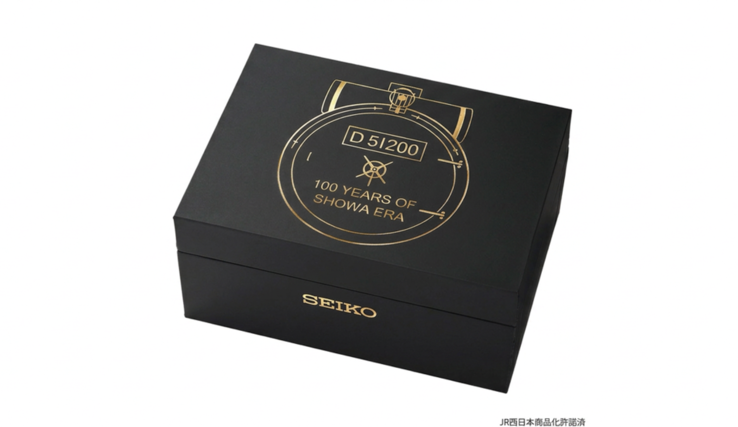 Le chronographe Seiko D51 est présenté dans un écrin noir orné de motifs dorés inspirés des locomotives.