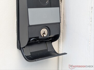 Le rabat de la coque dissimule le trou de serrure physique et le câble USB Type-C.