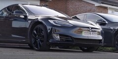 La Tesla Model S de Paul Curzon a parcouru plus de 430 000 miles avec sa batterie d'origine. (Source : AutoTrader UK)