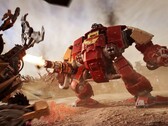 Un Space Marine Dreadnought Blood Raven tire sur des unités Orks dans la bande-annonce de Warhammer 40,000 : Dawn of War IV. (Source de l'image : Warhammer via YouTube)