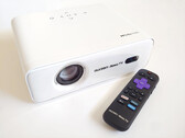 Projecteur Aurzen Eazze D1R Roku et télécommande.