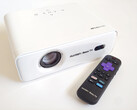 Projecteur Aurzen Eazze D1R Roku et télécommande.