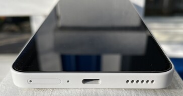 En bas : dual-SIM, microphone, USB-C 2.0, haut-parleur (source d'image : Manuel Masiero)