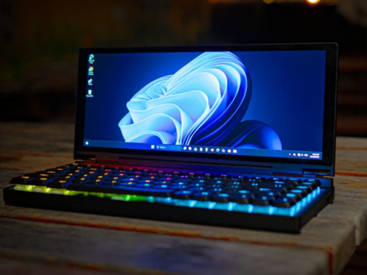 Découvrez Keebmon : l'appareil tout-en-un qui combine un clavier mécanique, un écran tactile ultra-large et un PC complet dans un format super portable.