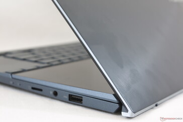 L'aspect familier de l'alliage magnésium-aluminium brossé et la texture lisse qui en sont venus à définir la série ZenBook