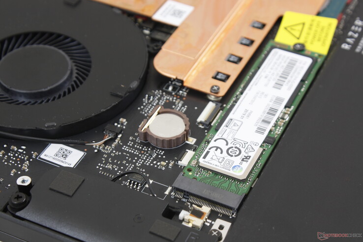 Un seul emplacement de stockage sur le Blade 15 Advanced Model.