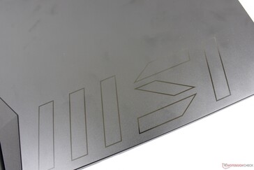 Contour du logo MSI brillant sur le couvercle extérieur