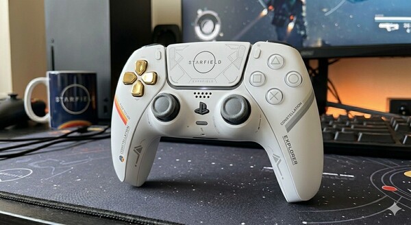 Une manette sans fil DualSense - Starfield Limited Edition conçue par Gemini.