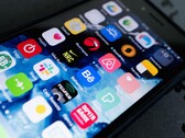 Gros plan sur l'écran d'un smartphone affichant de nombreuses icônes d'applications