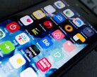 Gros plan sur l'écran d'un smartphone affichant de nombreuses icônes d'applications