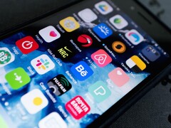 Gros plan sur l'écran d'un smartphone affichant de nombreuses icônes d'applications