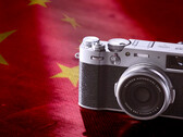 Il semblerait que FUjifilm fabrique le X100VI en Chine pour mieux répondre à la demande. (Source de l'image : Fujifilm / Unsplash - édité)