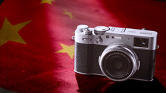 Il semblerait que FUjifilm fabrique le X100VI en Chine pour mieux répondre à la demande. (Source de l'image : Fujifilm / Unsplash - édité)