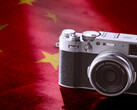 Il semblerait que FUjifilm fabrique le X100VI en Chine pour mieux répondre à la demande. (Source de l'image : Fujifilm / Unsplash - édité)