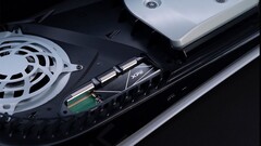 Le grand pari de Sony sur les SSD PCIe4 pour l&#039;expansion s&#039;avère payant face à la carte d&#039;extension de la XBox Series X (Image source : IGN)