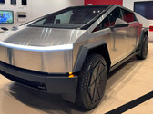 Les cybercamions sont livrés dans les salles d'exposition Tesla (image : Zack/X)