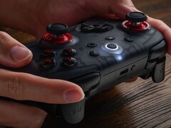 Le 8BitDo Ultimate 2C Bluetooth est désormais disponible en noir translucide. (Source de l&#039;image : 8BitDo)
